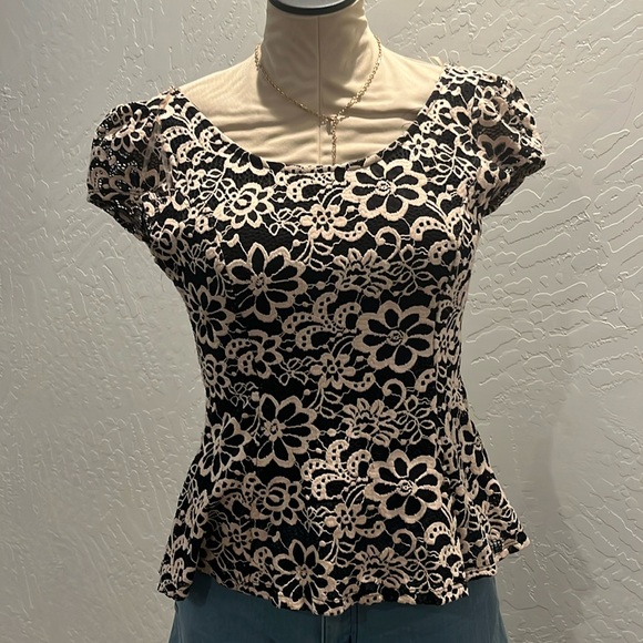 A fancy lace top - Picture 1 of 2